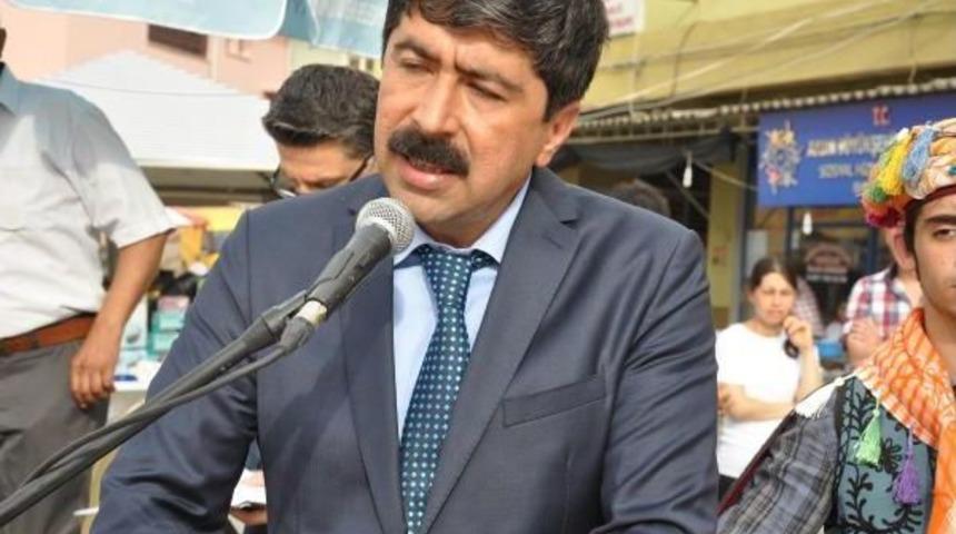 Chp'li Belediye Adnan Menderes'in Heykelini Dikti