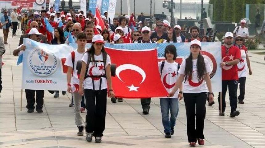 Atat&uuml;rk'&uuml; Simgeleyen T&uuml;rk Bayrağı Yola &Ccedil;ıktı