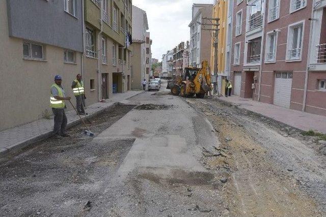 Tepebaşı’nda Bozulan Yolları Elden Geçiriliyor