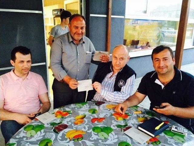 Muhtar Se&ccedil;men Kağıtlarını Kendi Elleriyle Dağıtıyor 1