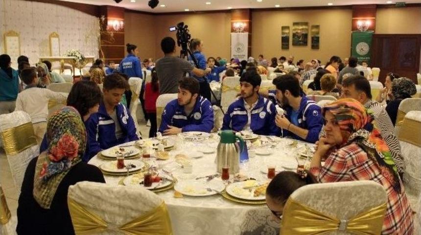 Olimpiyat Madalyalı Sporcular Ve Aileleri Kahvaltıda Buluştu