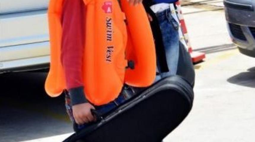 Botları Su Alan 83 Ka&ccedil;ak Kurtarıldı