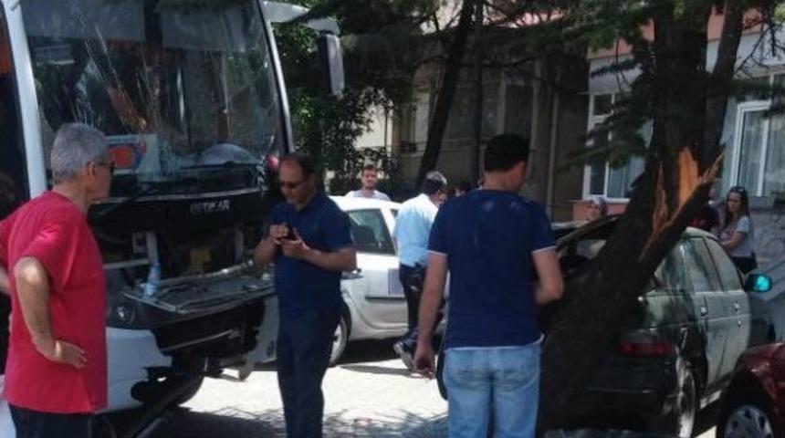 Basketbolcuları Taşıyan Midib&uuml;s Kaza Yaptı: 6 Yaralı