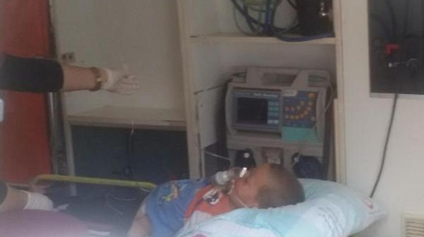 Balkondan Beton Zemine D&uuml;şen K&uuml;&ccedil;&uuml;k Mira&ccedil; Ağır Yaralandı