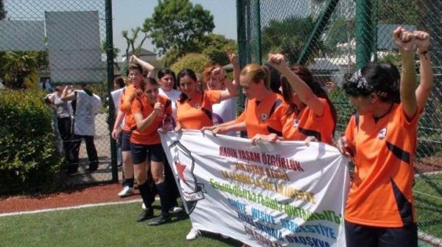 Hdp Kadın Milletvekili Adayları Halı Saha Ma&ccedil;ı Yaptı