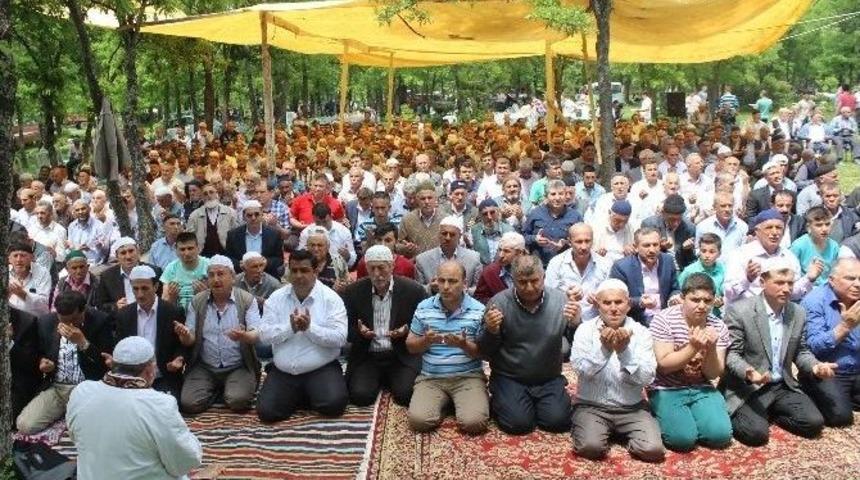Afetlerden Korunmak İ&ccedil;in Kurban Kesildi, Dua Edildi