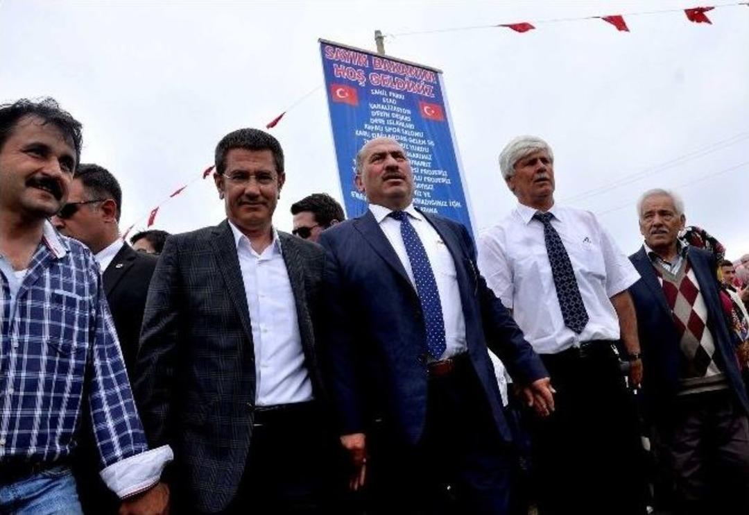 Bakan Canikli Yayla Şenliğinde Horon Tepti