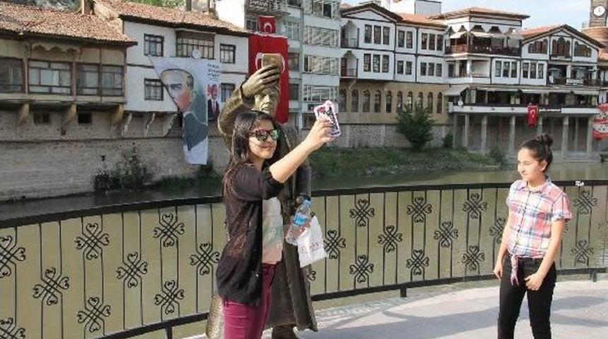 Selfie &Ccedil;eken 'şehzade Heykeli' Yenilendi