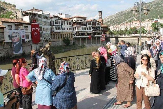 Selfie Çeken 'şehzade Heykeli' Yenilendi