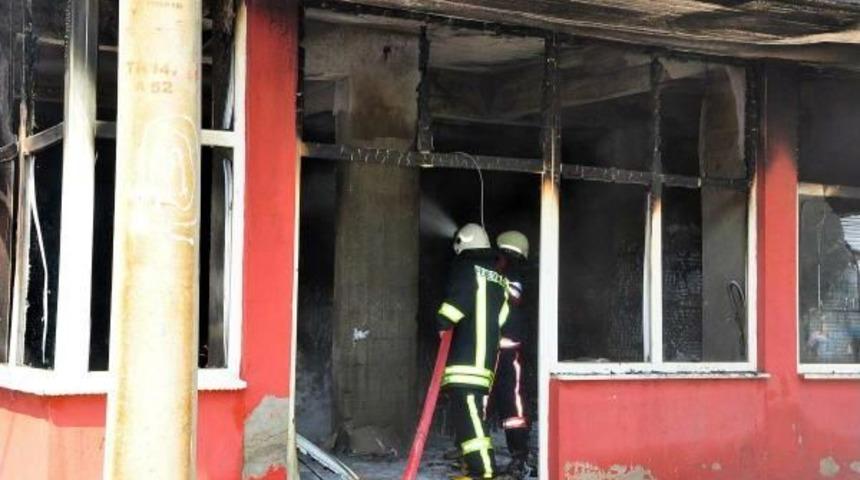 &Uuml;&ccedil; Katlı Binada &Ccedil;ıkan Yangın Korkuttu