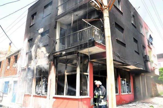 Üç Katlı Binada Çıkan Yangın Korkuttu