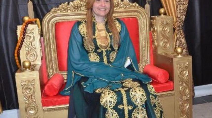 Ak Parti Adayı 'osmanlı Tahtı'na B&ouml;yle Oturdu