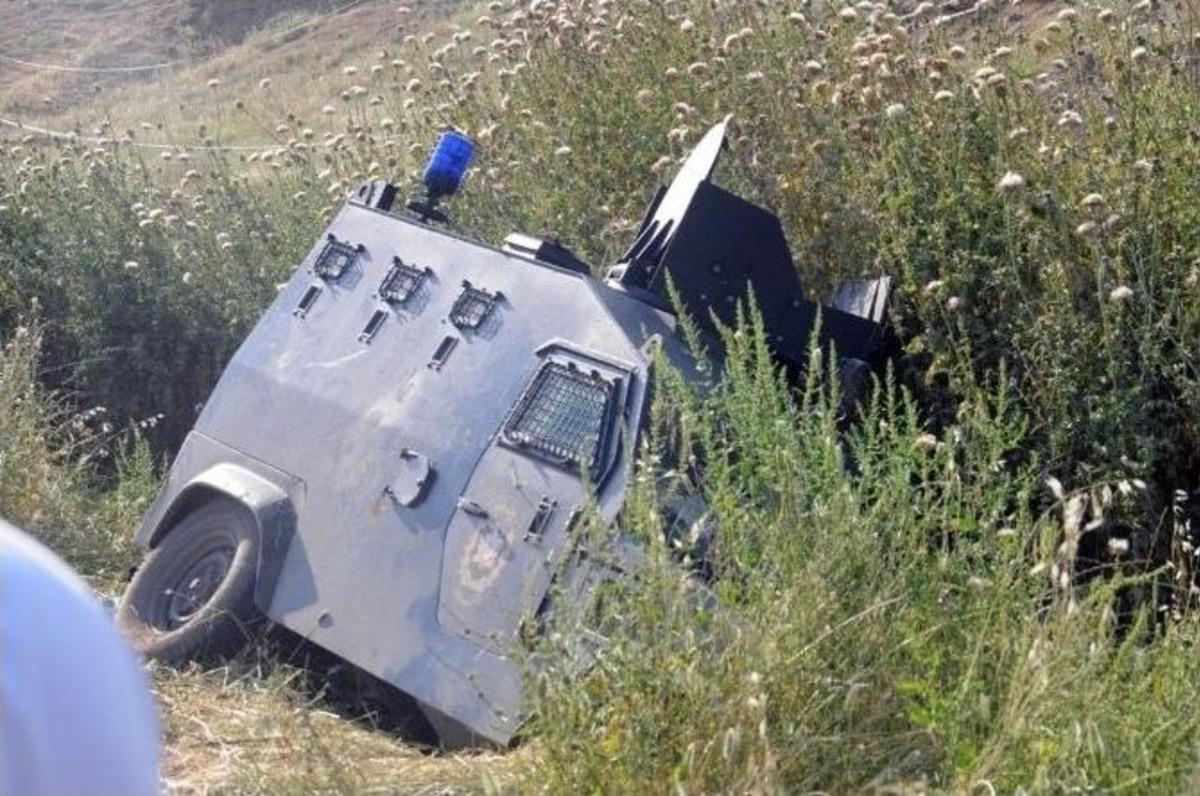 Boya Şişesinin İsabet Ettiği Polis Aracı Kaza Yaptı: 4 Yaralı