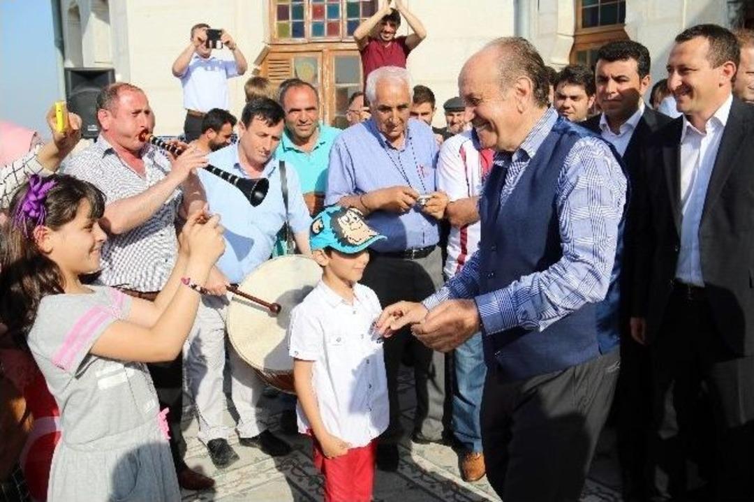 Kadir Topbaş&rsquo;a Adalarda Davullu Zurnalı Karşılama