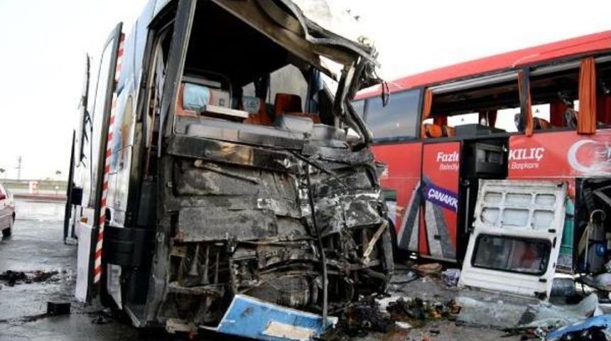 Ak Parti Se&ccedil;im Otob&uuml;s&uuml;, Dinlenme Tesisine Daldı: 3 Yaralı