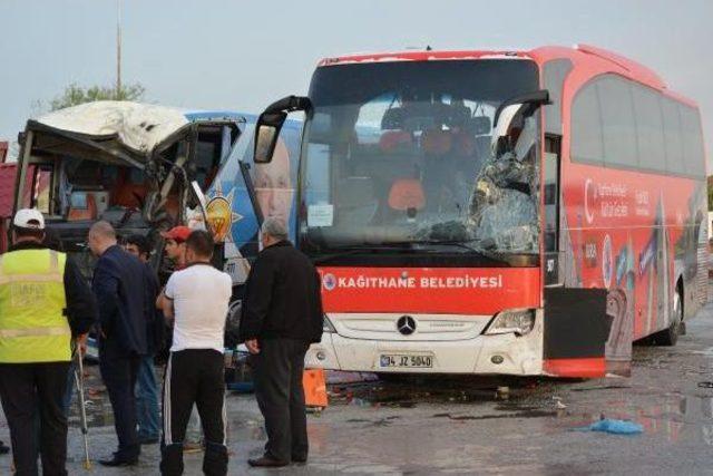 Ak Parti Seçim Otobüsü, Dinlenme Tesisine Daldı: 3 Yaralı