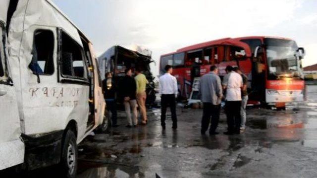 Ak Parti Seçim Otobüsü, Dinlenme Tesisine Daldı: 3 Yaralı