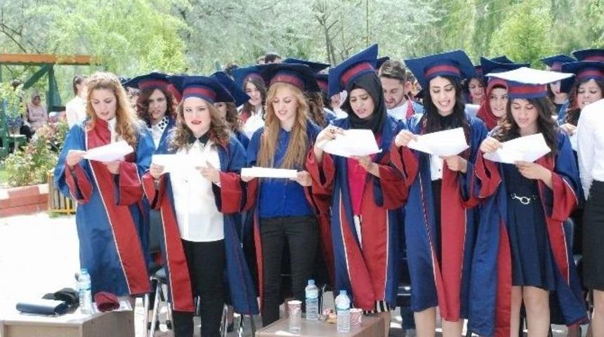 G&uuml;r&uuml;n Meslek Y&uuml;ksek Okulunda Mezuniyet Heyecanı