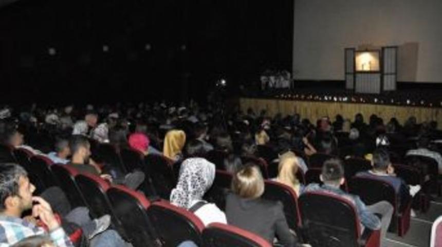 G&uuml;r&uuml;n&rsquo;de Karag&ouml;z Ve Hacivat &Ouml;ğrencilerle Buluştu