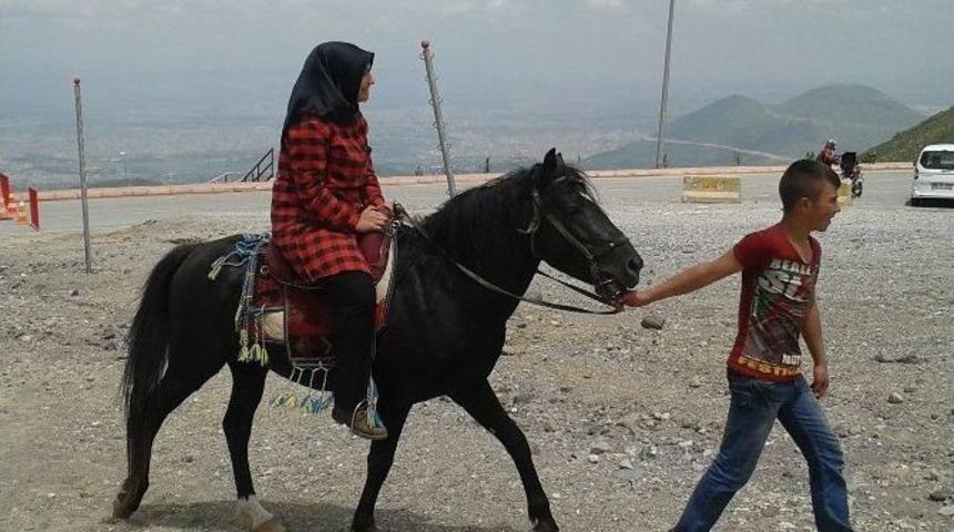 Erciyes&rsquo;te Atlı Cirit G&ouml;sterisi İzleyenleri Hayran Bıraktı