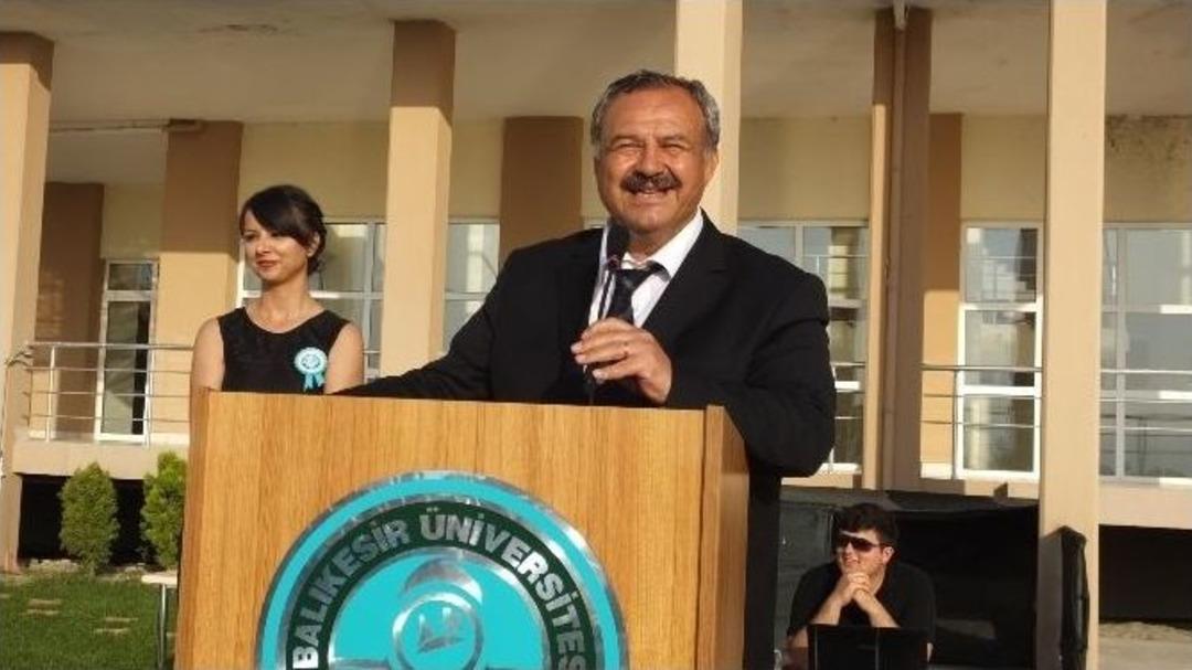 Burhaniye Uygulamalı Bilimler&rsquo;de Mezuniyet Coşkusu