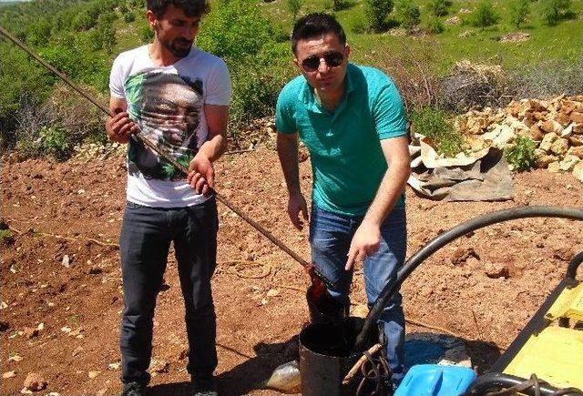 Batmanlı Çiftçi Tarlasında Su Ararken Petrol Buldu