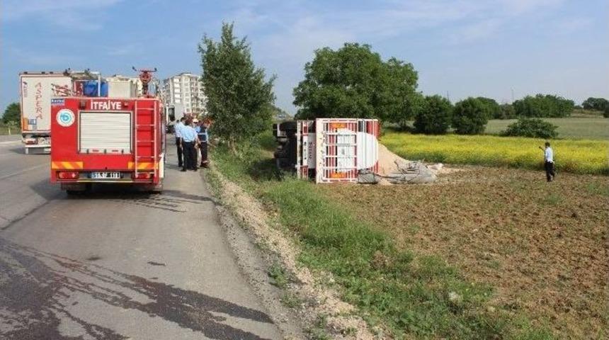 Yem Y&uuml;kl&uuml; Tır Devrildi: 1 Yaralı