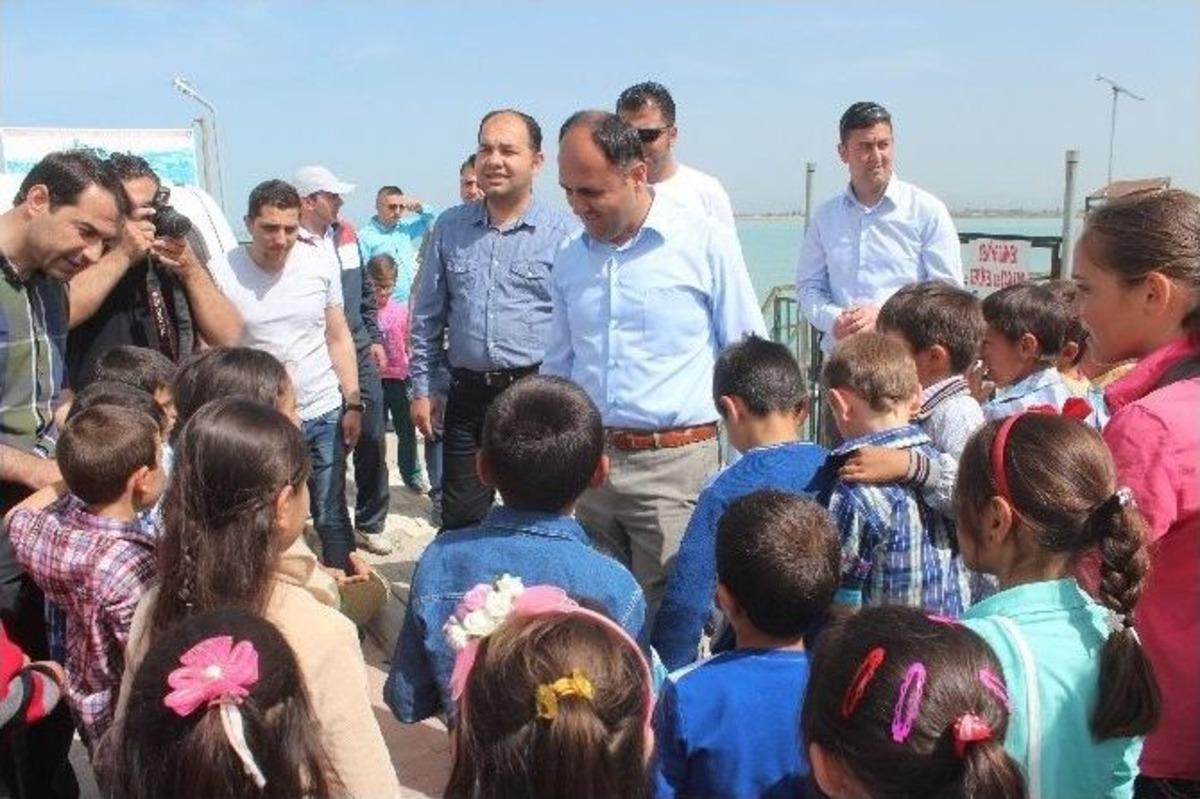 Beyşehir G&ouml;l&uuml;&rsquo;nde &Ccedil;ocuklara Tekne Turu Hediyesi