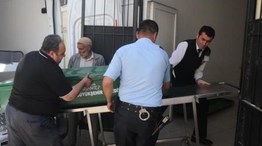 Kaldırımda Y&uuml;r&uuml;rken Otomobilin Altında Kalıp &Ouml;ld&uuml;