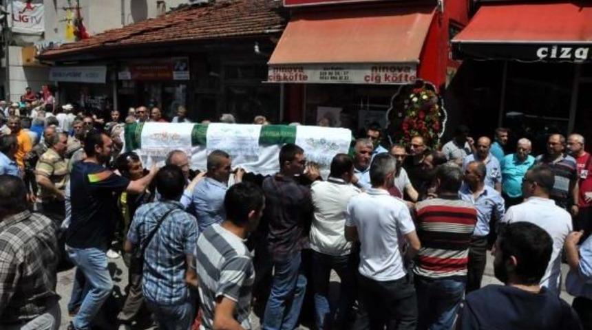 Levyeli Yol Verme Kavgasında &Ouml;ld&uuml;r&uuml;len &Ouml;ğretmen I&ccedil;in Okulda H&uuml;z&uuml;nl&uuml; T&ouml;ren (2)