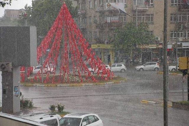 Adıyaman’da Şiddetli Yağmur Ve Dolu Yağışı