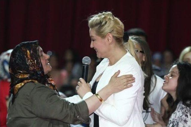 Zahide Yetiş 7. Kitap Fuarında Hayranlarıyla Buluştu 1