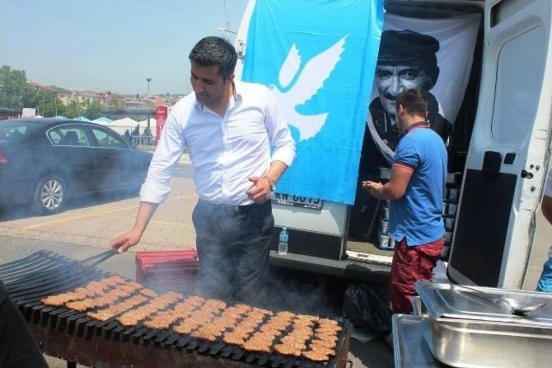 Milletvekili Adayından Vatandaşa K&ouml;fte Ekmek