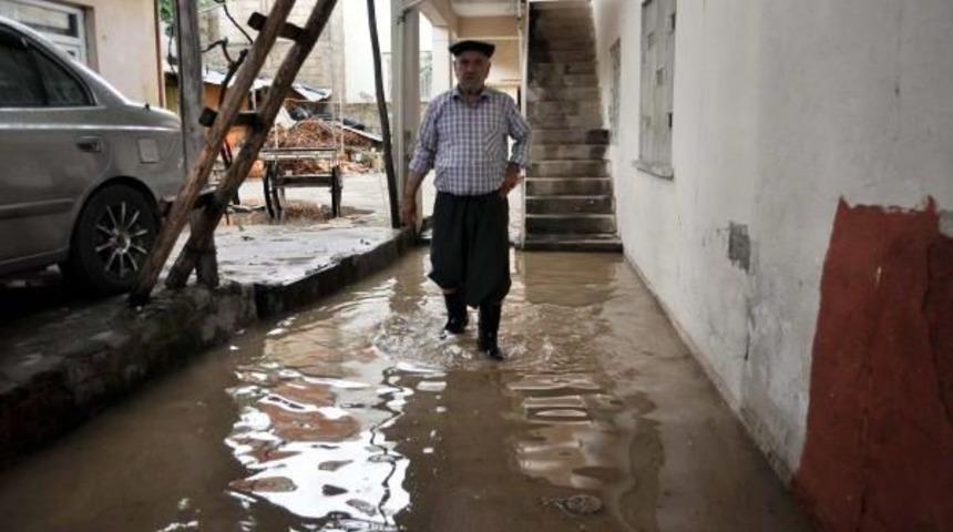 Adıyaman&rsquo;Da Ev Ve Iş Yerlerini Su Bastı