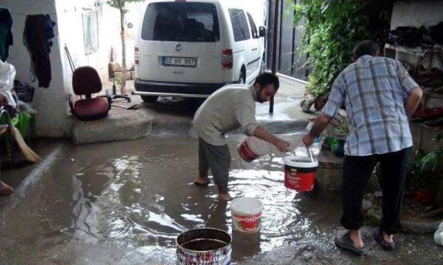 Adıyaman’Da Ev Ve Iş Yerlerini Su Bastı