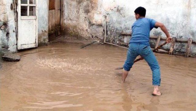 Adıyaman’Da Ev Ve Iş Yerlerini Su Bastı