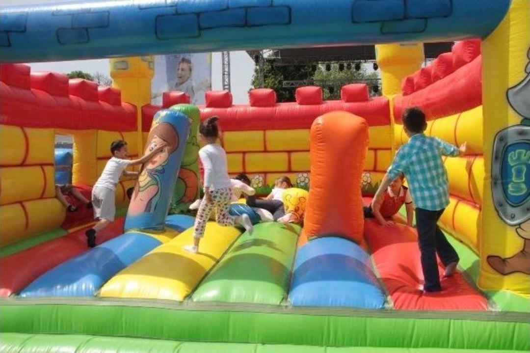 Ak Parti Adayı Erdemir, &Ccedil;ocuklarla Sek Sek Oynadı