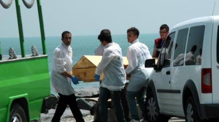 Avcılar Sahilinde Erkek Cesedi Bulundu