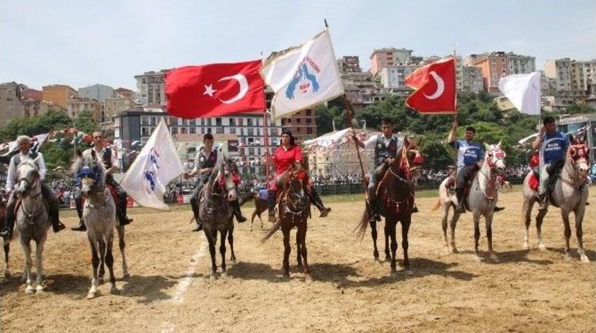 Kadınlar, Erkek Cirit&ccedil;ilere Taş &Ccedil;ıkardı