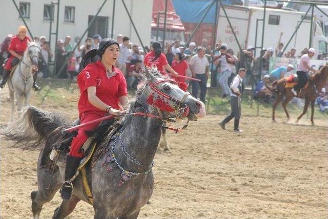 Kadınlar, Erkek Ciritçilere Taş Çıkardı