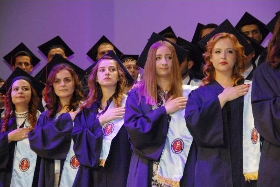 Ak&uuml; Veterinerlik Fak&uuml;ltesinde Mezuniyet Heyecanı