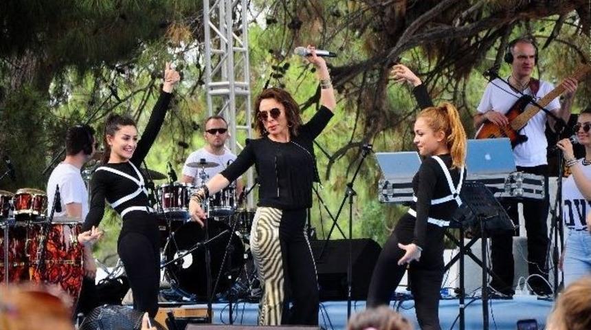 Ziynet Sali Mersin&rsquo;de Hayranlarını Coşturdu