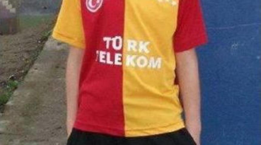 14 Yaşındaki Futbolcu Inşaattan D&uuml;ş&uuml;p &Ouml;ld&uuml;