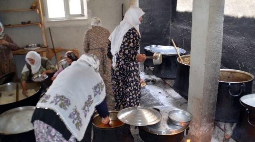 Yaşlı Nine, 45 Yıldır Yağmur Duası İ&ccedil;in Kazan Kazan Pilav Yapıyor