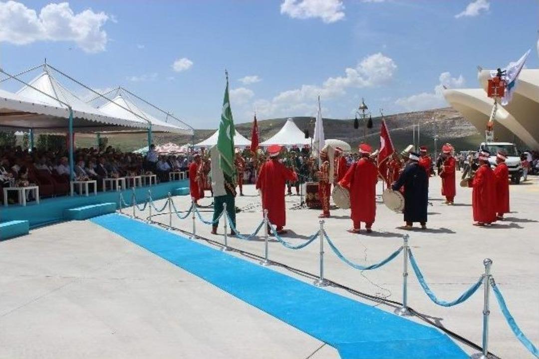 Başkan, Terminali S&uuml;rd&uuml;ğ&uuml; Otob&uuml;sle A&ccedil;tı