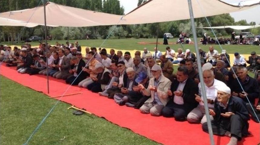 Beyşehir&rsquo;de &Ccedil;ift&ccedil;iler Rahmet İ&ccedil;in Yağmur Duasına &Ccedil;ıktı