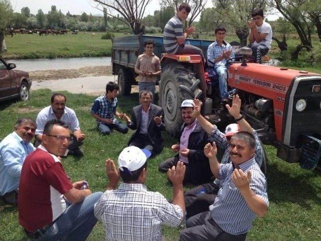 Beyşehir’de Çiftçiler Rahmet İçin Yağmur Duasına Çıktı