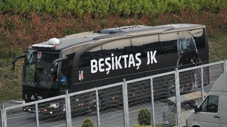 Beşiktaş Kafilesi Tt Arena&rsquo;ya Ulaştı