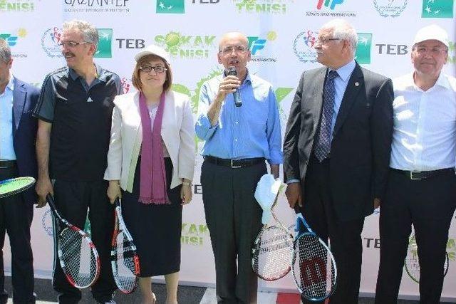 Bakan İle Başkan Tenis Kortunda