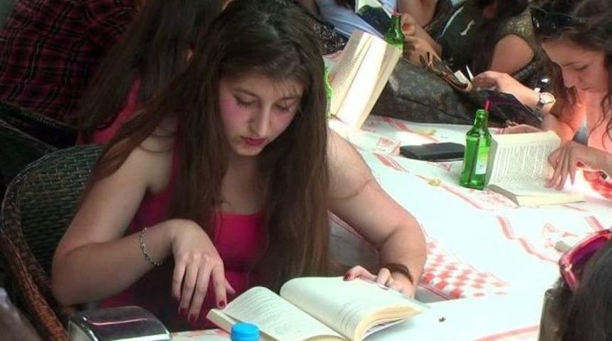 Sosyal Medya Edebiyatından Rahatsız Olunca &rsquo;kitabını Al Gel&rsquo; Kampanyası Başlattılar